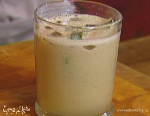 Выложить в бокал кубики льда, тархун и мяту, влить газированную воду и выжатый сок.