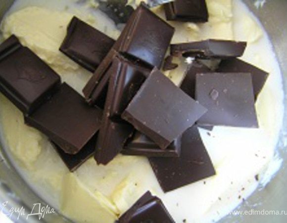 и шоколад. Поставить на маленький огонь, варить, постоянно помешивая, но не доводя до кипения.