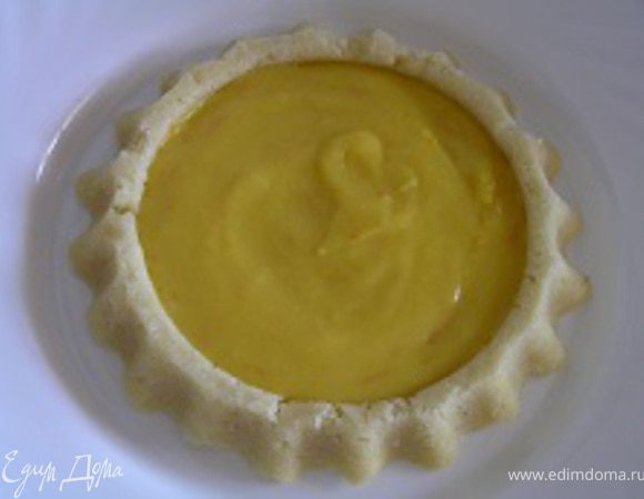 В тарталетки выложить апельсиновый крем,