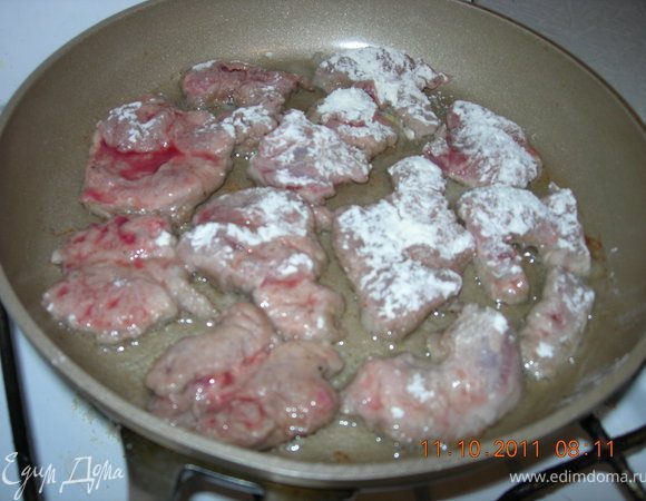 Разогреть духовку. Мясо нарезать ломтиками. В муку для мяса добавить соль и черный молотый перец. Разогреть на сковороде 1 ст л растительного масла, мясо обвалять в муке и подрумянить на сковороде.