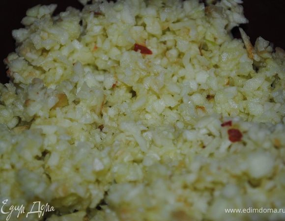 Яблоки почистить натереть на терке, потушить на сковороде, добавить сливочное масло, сахар, корицу пока не испарится сок, охладить