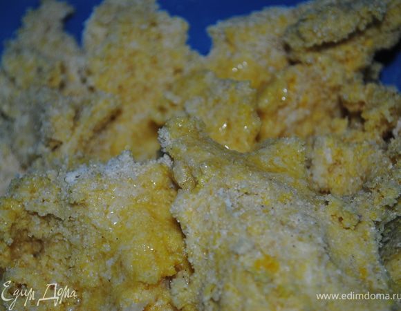 Добавить растопленное масло и яйца, замесить тесто.