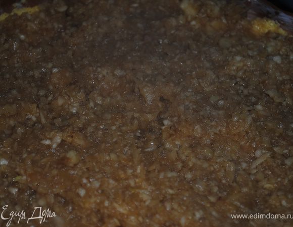 В форму выложить тесто, хорошо разровнять, сверху выложить яблочную массу. Запекаем 40 минут, украсить по желанию, я присыпала кокосовой стружкой