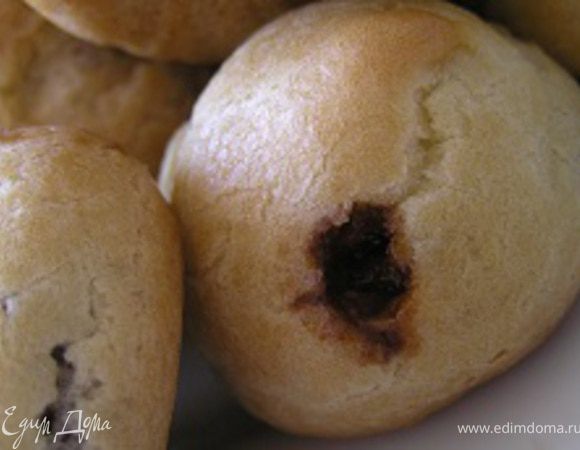 С помощью кулинарного шприца наполнить кремом профитроли.