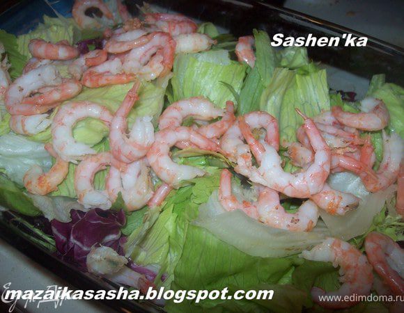 салатные листья помыть, просушить, нарвать или нарезать. Креветки отварить до готовности , остудить, очистить. я варю креветки с добавлением лимона и свежей петрушки