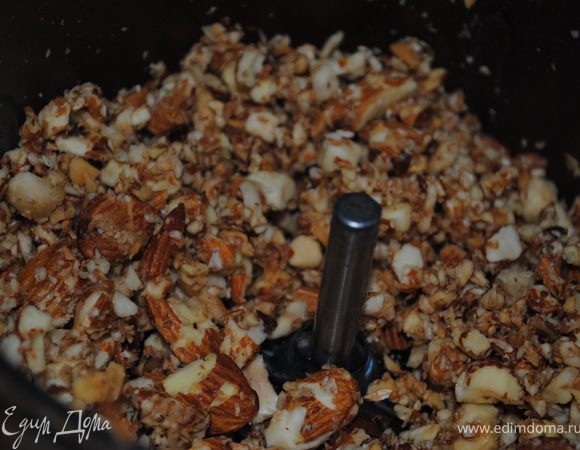 Добавить сахар, яйца, все перемешать.