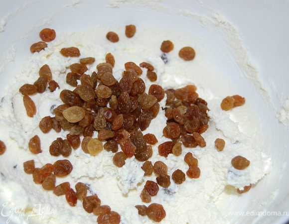 Творог протереть через сито, добавить 50г сах. пудры, 100г сметаны, изюм (предварительно промытый), хорошо перемешать...