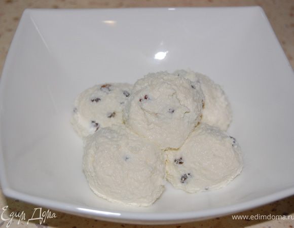 Сформировать шарики, выложить горкой.