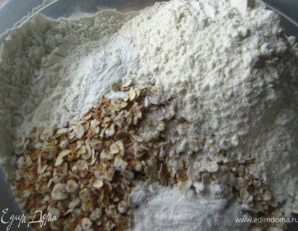 В миске смешали: овсяные хлопья, муку ,крахмал, ванильный сахар, соль, разрыхлитель.











 























