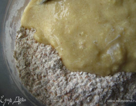 В блендере смешали: банан, сметану и сахар. В овсяно-мучную смесь добавили банановую массу. Перемешали.