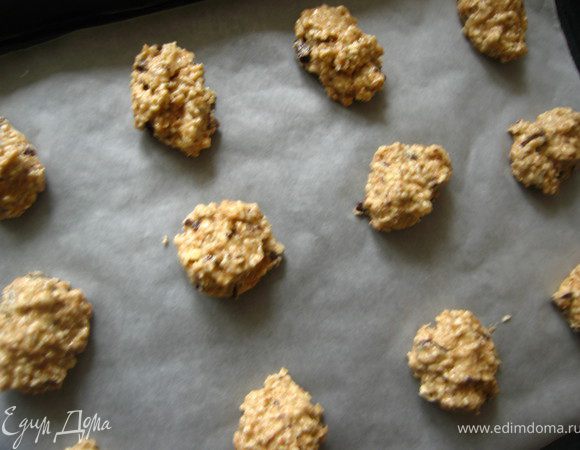 Духовку разогреть до 180гр. Противень застелить бумагой для выпечки, выкладывать горкой на небольшом расстоянии друг от друга. Выпекать 20 минут до золотистого цвета.