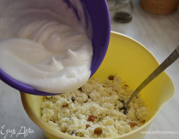 Белки отделите от желтков, взбить до устойчивых пиков. Смешать творог, манную крупу, сахар, ванильный сахар, соль, изюм(заранее запаренный в кипятке), 1 желток(второй пойдет на смазку)и взбитые белки. Хорошо перемешать. 