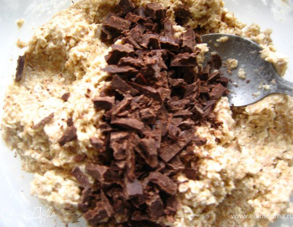 Шоколад мелко порезать, добавить в тесто: