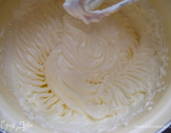 3. Взбить с сахаром и ванилином. Развести желатин минимальным количеством воды прогреть на водяной бане. Ввести в крем не переставая взбивать. 