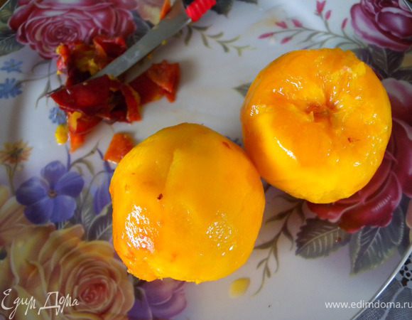 4.  Почистить от шкурки и косточки  2 персика. 