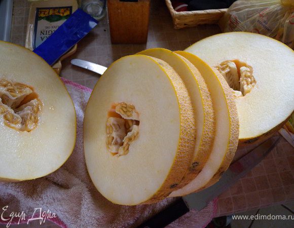 6. Взять хорошую спелую дыню и вырезать кольца. У меня было 3 кольца по 2 см. Но лучше 5 колец по 1 см. Легче потом резать. 