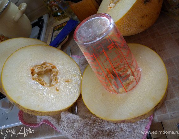 7. Взять стакан, который потом будет внутри торта и вырезать ним мешающие части дыни. Очистить шкуру. 