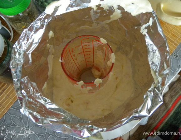 9. Ставим стакан и наливаем часть крема. 