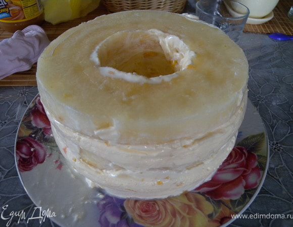 11. Я немного поспешила. Не могла дождаться и вынула раньше времени. В итоге - бочечка :-). Вынуть стакан. Подровнять крем. 