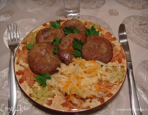 Подавать на стол немедленно! На гарнир очень подходит квашенная капуста, заправленная лучком и ароматным подсолнечным маслом. Приятного аппетита!