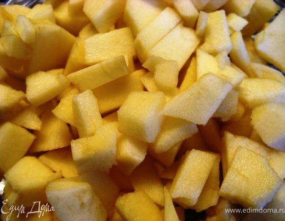 Яблоки почистить и мелко порезать