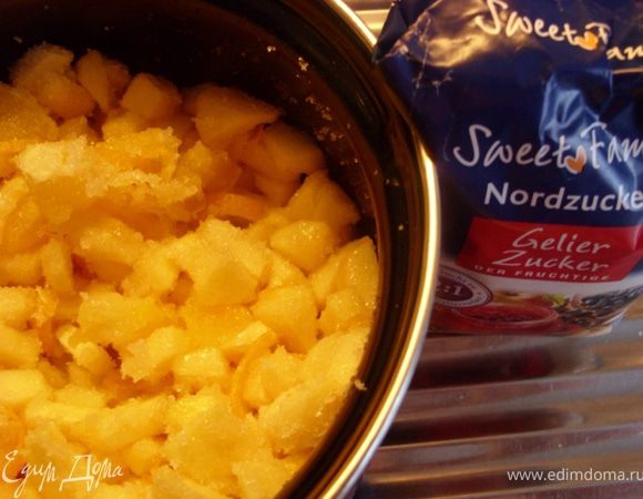 Сложить всё в эмалированную кастрюльку и засыпать желе-сахаром. Перемешать и оставить настаиваться на 3-4 часа.