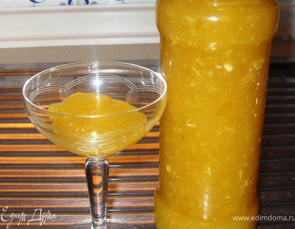 Поставить кастрюльку на плиту и кипятить ровно 4 минуты. Взбить блендером.
Разлить по баночкам. Хорошо остудить. Крышки закрутить на следующий день.