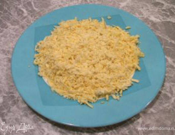 Натереть вареные желтки на мелкой тёрке