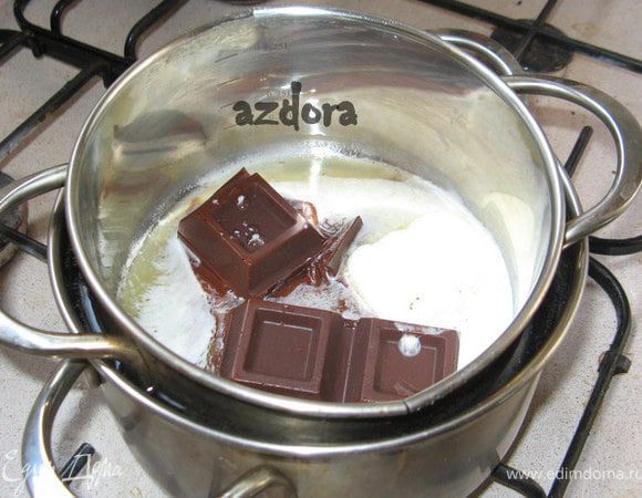 На водяной бане растопить шоколад с маслом.

