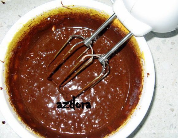 Когда шоколад с маслом превратятся в однородную массу, добавить их в миксер и продолжать взбивать. Последними ввести просеянную муку и порошок какао.