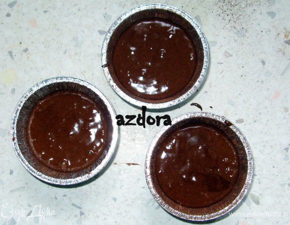 Влить тесто в формочки на ¾. (тесто будет подниматься).