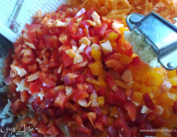 Нашинковать капусту, натереть морковь на крупной тёрке, нарезать перцы мелко.