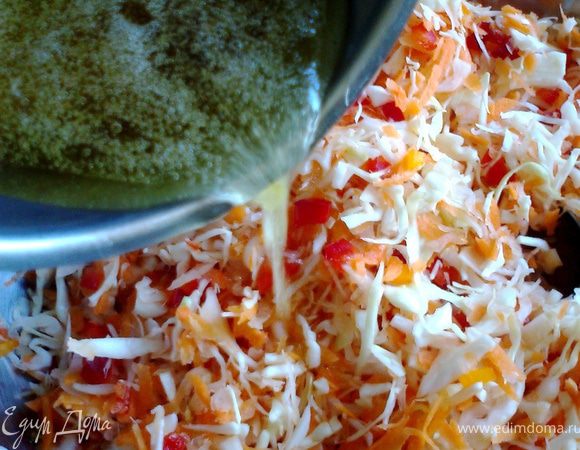 Нагреваем маринад и мешаем до растворения соли-сахара.Тут же выливаем в капусту, тщательно перемешиваем.