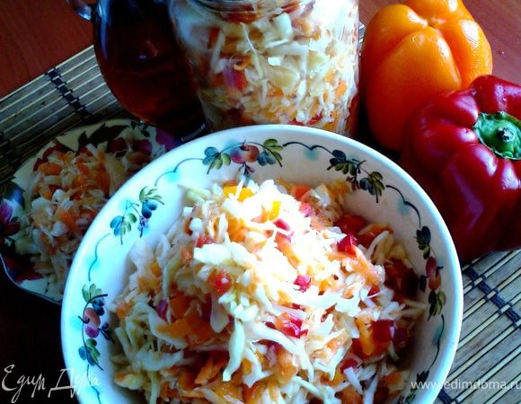 Получается литровая банка салата (идёт в холодильник) и салатник. Можно удвоить порцию - хранится хорошо. Делаю его также и зимой и весной...