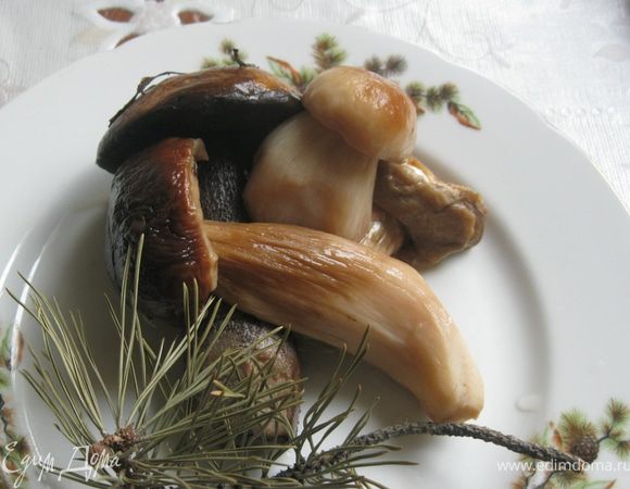 В полтора литра воды я положил нарезанные грибы. Ножки нарезаю поперек, а шляпки на 2-6 секторов, в зависимости от размера. Грибов получилось примерно 250- 300 г. 