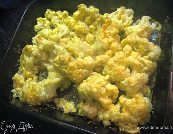 Отделяем соцветия капусты и отвариваем в соленой воде в теч. 3-5 мин. Для кляра венчиком смешиваем яйца со сливками и солью. Добавляем остальные ингредиенты. Форму слегка смазываем маслом, выкладываем капусту и заливаем кляром. Духовка 200гр., 5 мин, затем переворачиваем соцветия, присыпаем натертым сыром и еще 10 мин. В конце чуть подрумянить грилем.