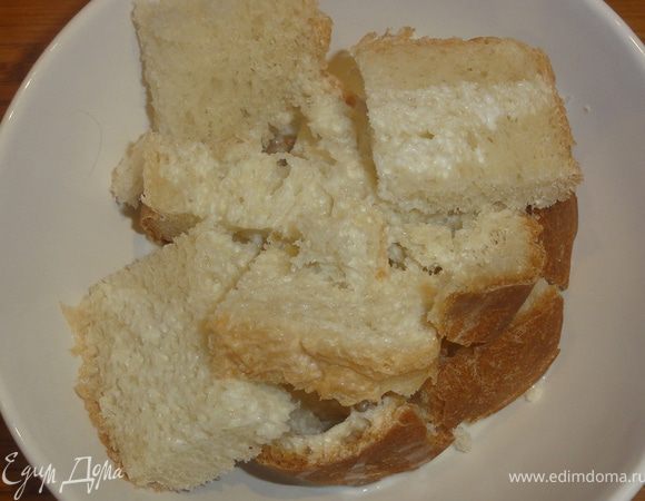 Для начала приготовим фарш. Замочите булочки в молоке.   