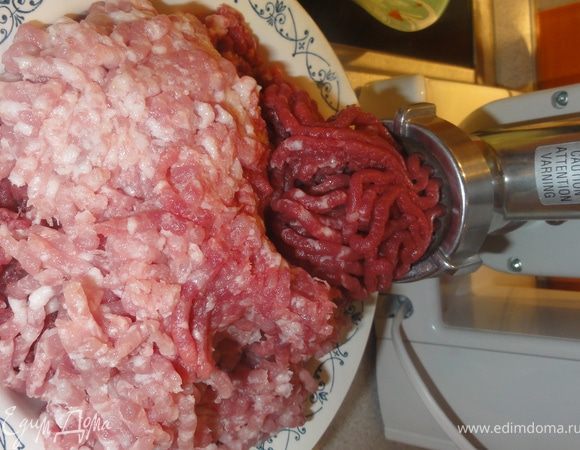 Прокрутите мясо через мясорубку вместе с замоченным хлебом.