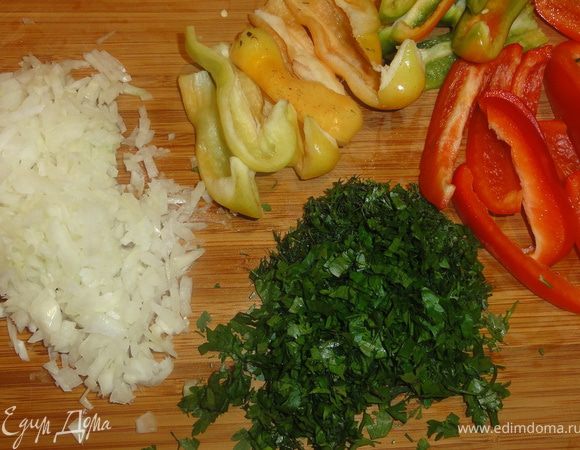 Лук нарезать мелкими кубиками. Петрушку  порубить. Перец нарезать полосками.