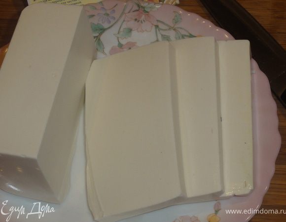 Фету нарезать толщиной 0,5- 0,6 мм.