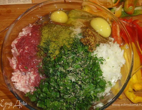 Соединяем  мясо с хлебом, яйца, лук, петрушку, горчицу, соль, перец молотый.   Все тщательно перемещать.