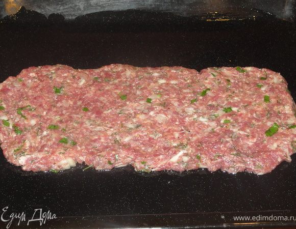 На смазанный противень оливковым маслом, выложить 1\3 фарша.