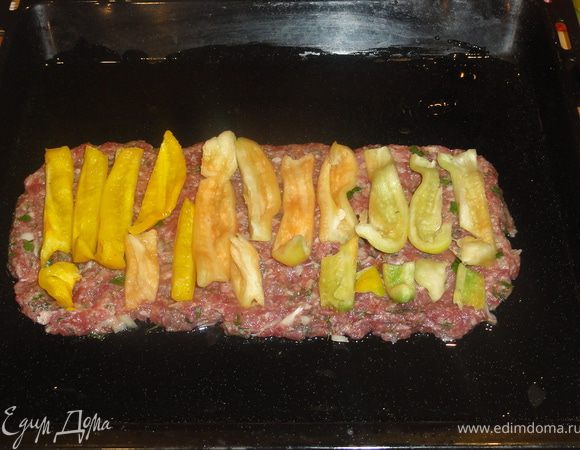 Выкладываем полоски желтого перца.