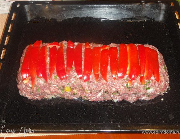 Выкладываем красный перец.