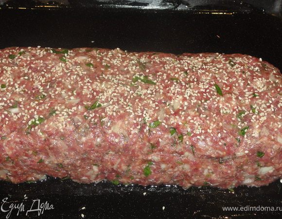 Закрываем все оставшимся фаршем, придавая форму хлебца.
Посыпаем кунжутом и ставим в разогретую духовку до 180 градусов, на 45-50 минут.
