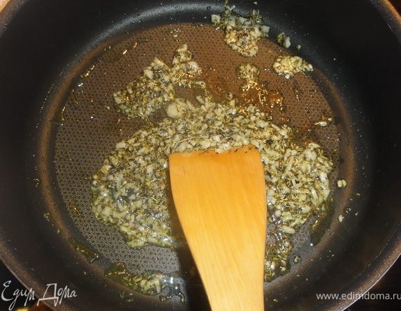 Пенне отвариваем. На разогретом оливковом масле обжариваем мелко рубленный чеснок и прованские травы.