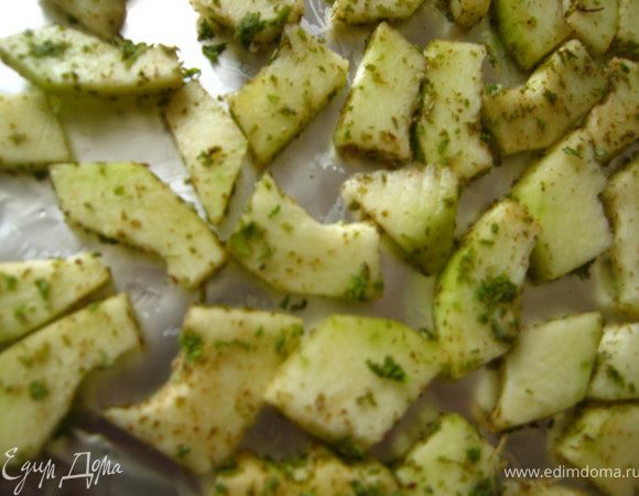 Кабачок почистить порезать на кусочки размером примерно 6-8см толщиной 2см. Полить 2ч.л. оливкового масла и посыпать мятой. Перемешать выложить на фольгу. Духовку разогреть до 180гр. Запечь до мягкого состояния.