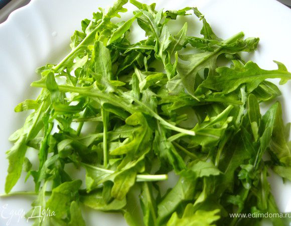 Формируем тарелку с салатом: Положить листья руколы