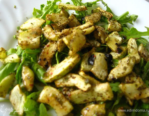 сверху выкладываем горячие кабачки и поливаем небольшим количеством соуса