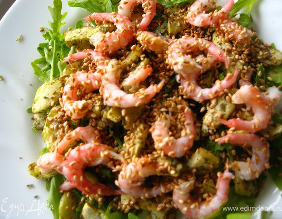 далее выкладываем креветки и посыпаем кунжутом :